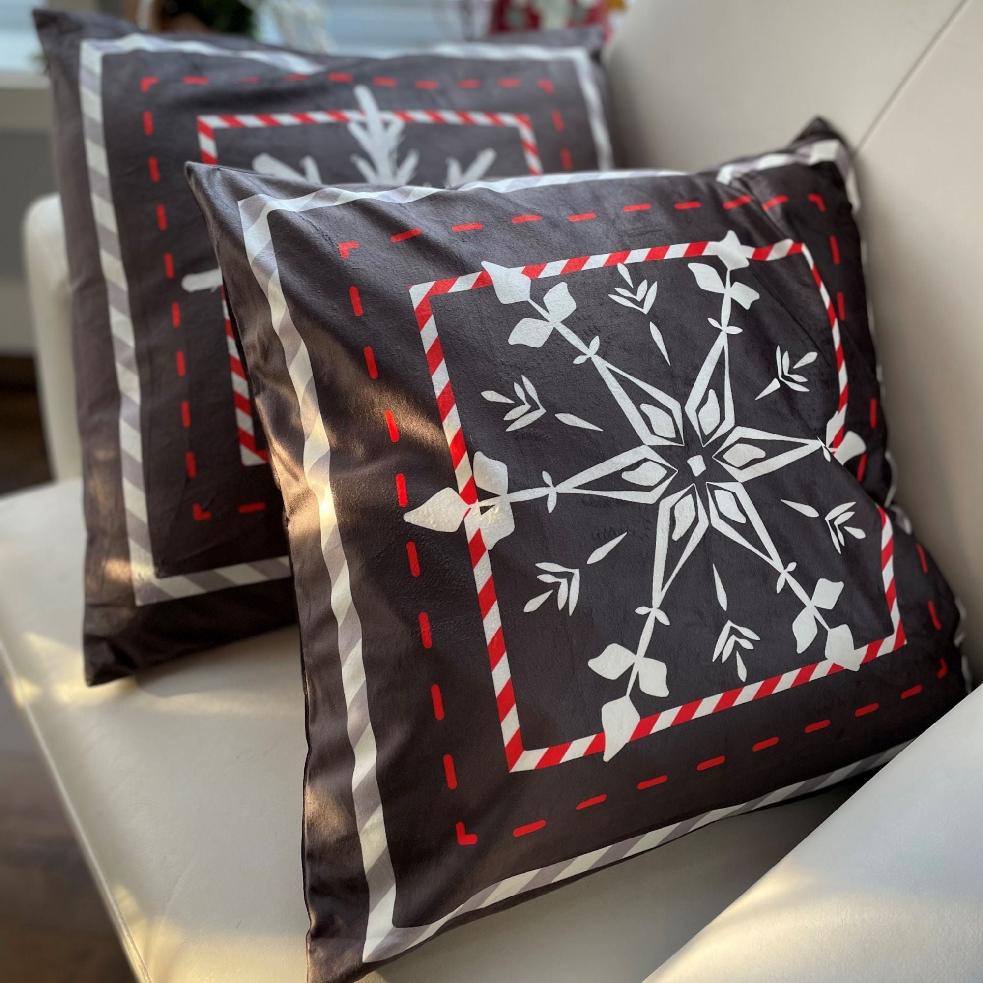 Maison Mixy - housses de coussin collection Flocons de couleur gris charbon, 2 modèles